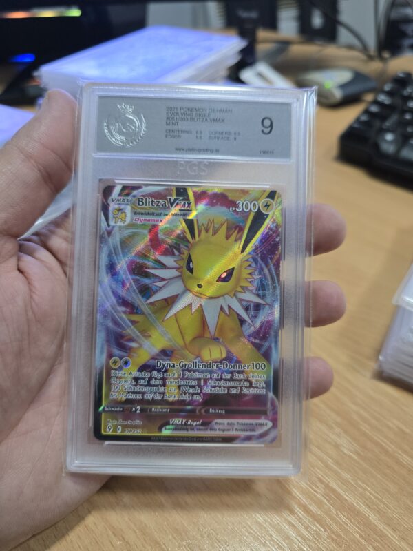 Jolteon VMAX #051/203 Pokemon Evolving Skies